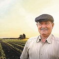 Yaşlı erkek çiftçi